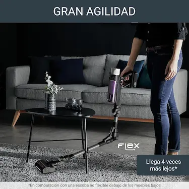 Aspiradora flexible Rowenta X-Force Animal Care limpiando pelos debajo del sofá