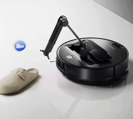 brazo mecánico del Roborock Saros Z70 apartando una sandalia